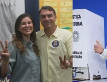 Ao votar, Flávio fala em não insistir no erro; Lula enaltece atos nas ruas