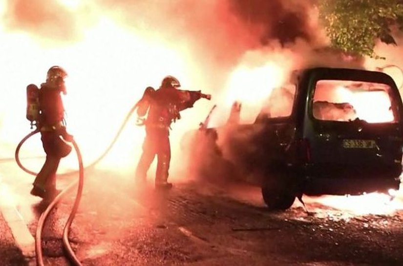 Violência na França: onda de protestos por jovem morto pela polícia adiciona nova crise à longa lista de Macron