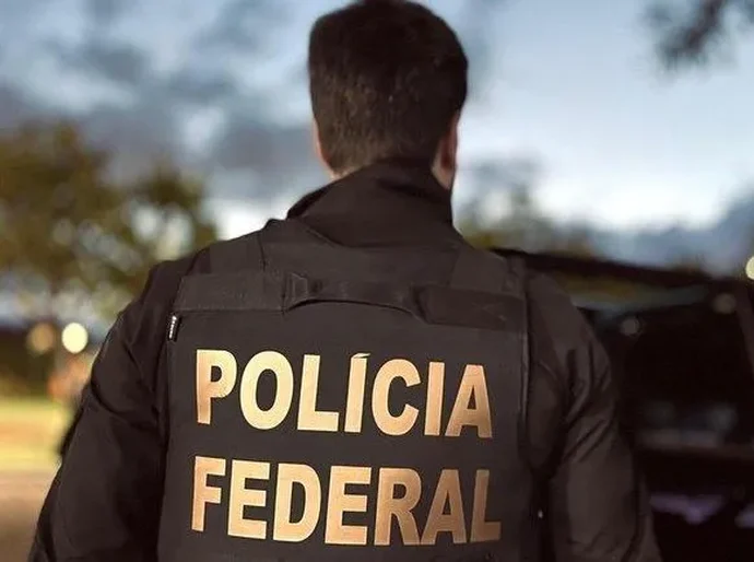 PF suspeita de lavagem após filhos de Bolsonaro receberem mais de R$ 4 mi