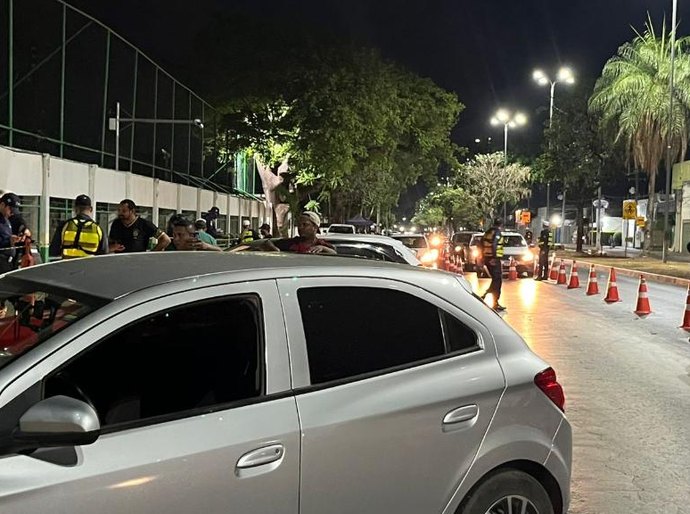 Fiscalização da Operação Lei Seca prende 14 condutores e remove 27 veículos em Cuiabá