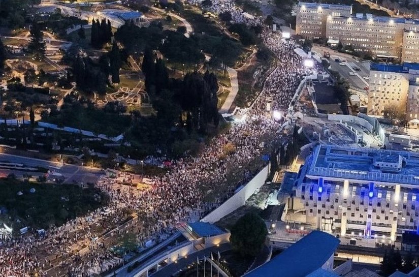 Milhares de pessoas vão às ruas de Jerusalém contra Netanyahu e por alistamento de judeus ultraortodoxos