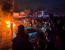 Manifestantes desafiam a repressão enquanto o Irã avisa que retaliará caso os EUA ataquem
