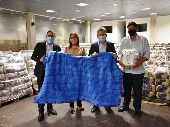 Mauro Mendes promove doação de nove mil cestas básicas e cobertores