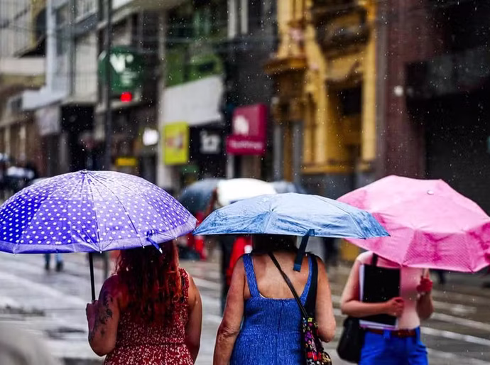 Primeiro grande frio do ano: o que esperar de frente fria que deve derrubar as temperaturas na próxima semana