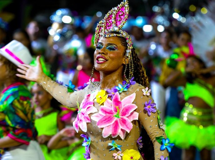 Blocos e escolas de samba agitam foliões no primeiro dia de Desfile de Carnaval na Arena Pantanal