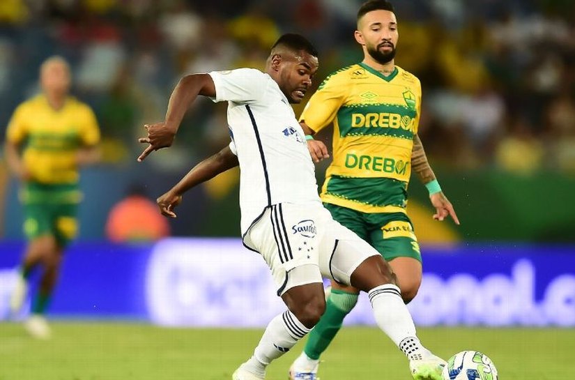 Cuiabá e Cruzeiro fazem jogo de poucas emoções e ficam com empate sem gols em partida atrasada do Brasileirão