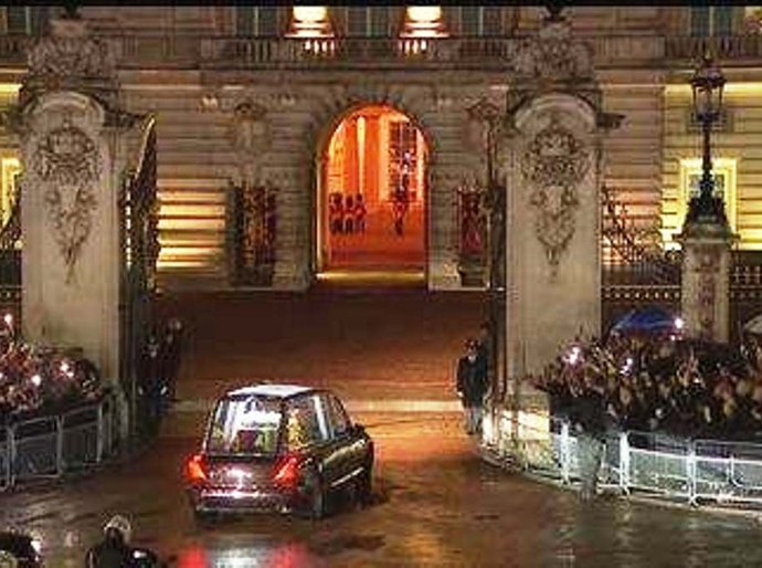 Caixão da rainha chega ao Palácio de Buckingham; multidões acompanham trajeto do carro fúnebre