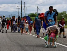 México dissolve caravanas de migrantes para evitar que cheguem à fronteira com os Estados Unidos