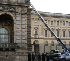 Dois suspeitos são presos por roubo de joias no Louvre