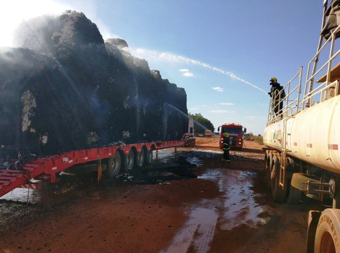 Corpo de Bombeiros apaga incendido em carreta carregada com algodão na BR – 163