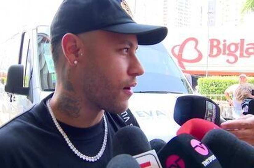 Neymar se apresenta à seleção em Cuiabá e brinca: 'Calor é na Arábia'