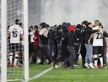 Com dois mortos antes do início, partida entre Colo-Colo e Fortaleza, no Chile, é paralisada após invasão de torcedores ao campo
