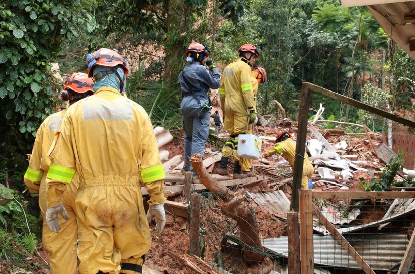 Buscas por seis desaparecidos prosseguem em São Sebastião,SP