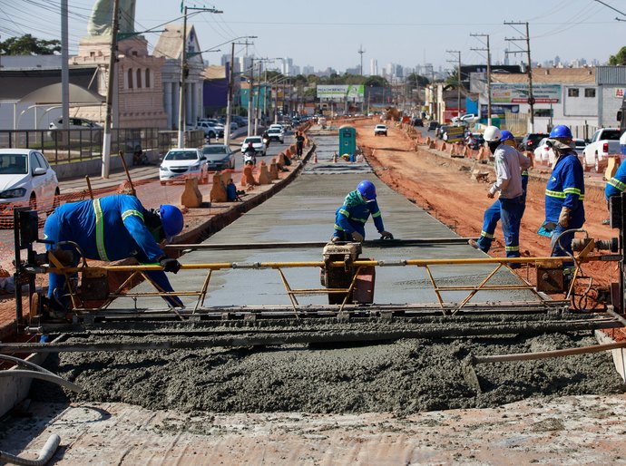 Construção de pistas de concreto na Avenida da FEB deve terminar em outubro