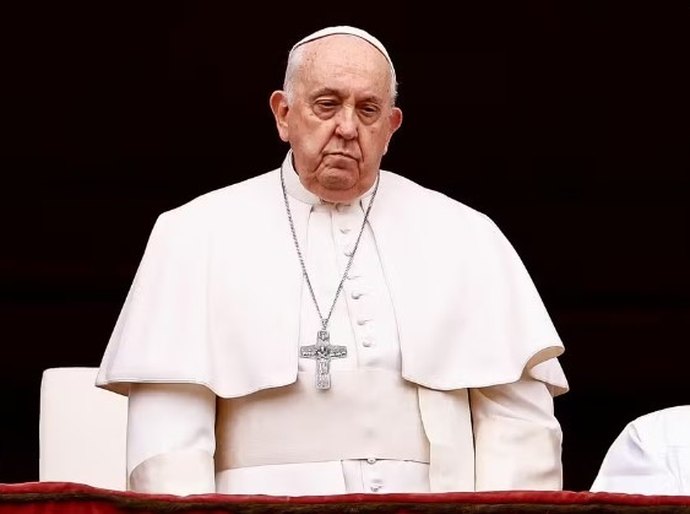 Papa Francisco denuncia a indústria de armas ao fazer um apelo de Natal pela paz no mundo