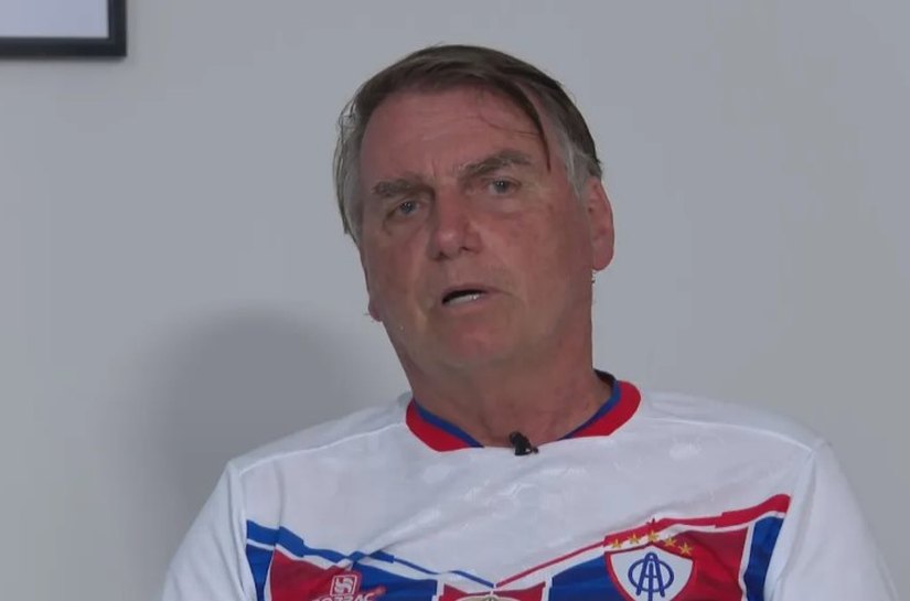 Bolsonaro pede volta à “normalidade” institucional, mas diz que “jamais” passaria faixa presidencial para Lula