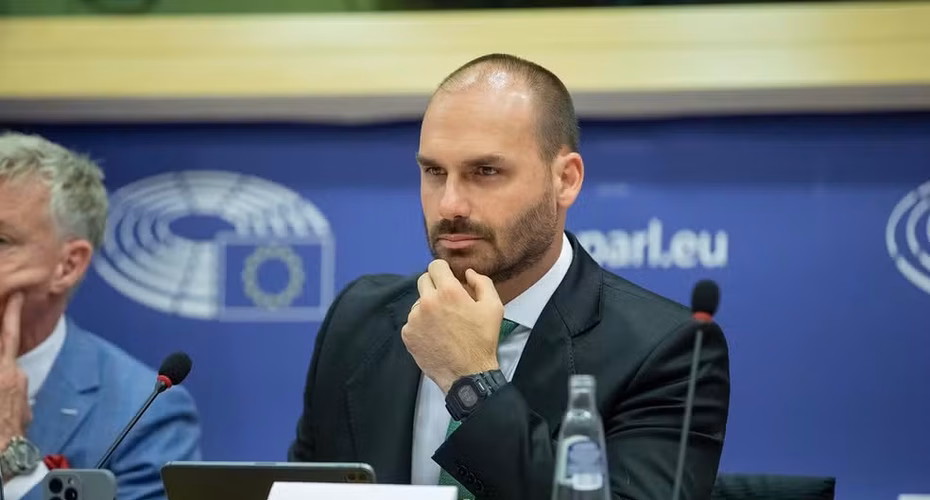 Moraes rejeita pedido de adiamento e mantém julgamento de Eduardo Bolsonaro nesta terça
