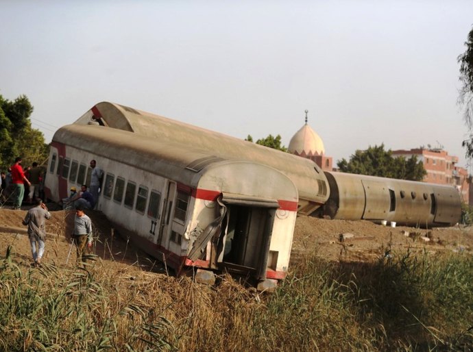 Trem descarrila e deixa 11 mortos e mais de 90 feridos no Egito
