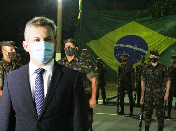 Mauro Mendes secretários e coronéis recebem honraria do Exército Brasileiro