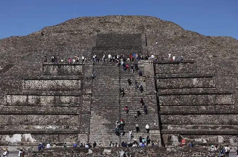 Ataque a tiros em pirâmides do México deixa turista morta e várias pessoas feridas