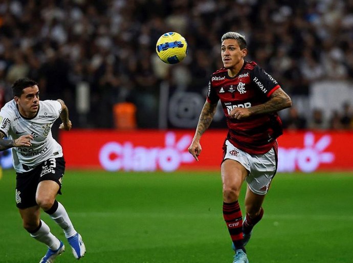 Flamengo e Corinthians buscam título da Copa do Brasil no Maracanã