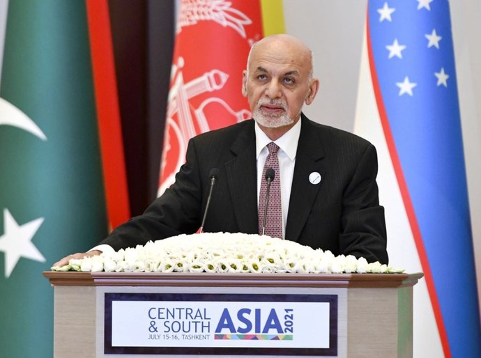 Presidente do Afeganistão deixa o país