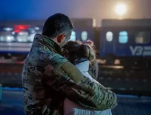 O 'trem do amor', no qual ucranianas visitam seus maridos que lutam contra a Rússia