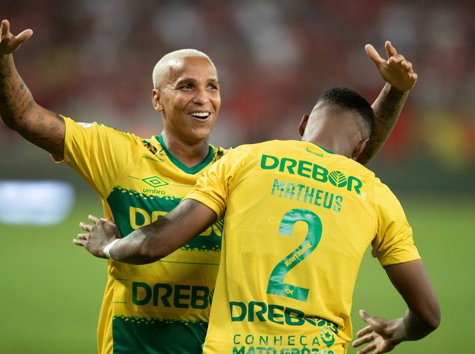 Cuiabá atropela Flamengo, com gol de carrasco Deyverson, na volta de Pedro