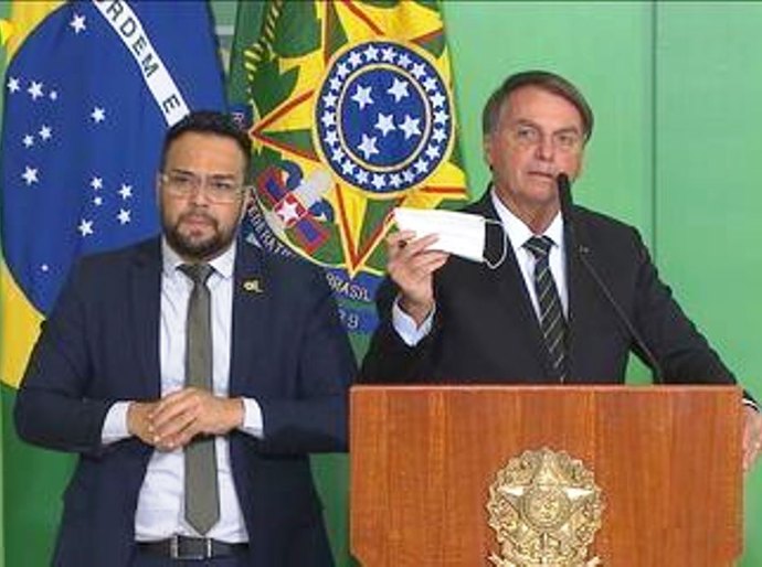 Bolsonaro quer desobrigar máscara para vacinados e quem já teve Covid-19