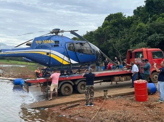 Após acidente, helicóptero é retirado de represa na cidade de Capitólio