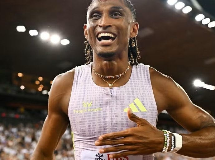 Alison dos Santos bate recorde mundial nos 400m com barreiras em etapa da Diamond League