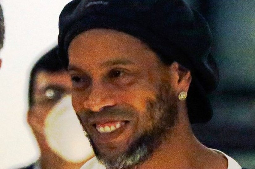 Ronaldinho Gaúcho paga fiança e deixa prisão no Paraguai