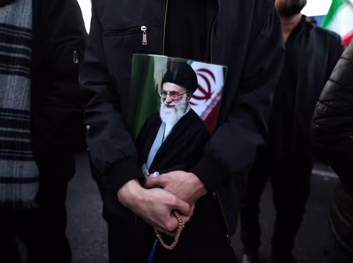 Guarda Revolucionária do Irã afirma que inimigos que mataram Khamenei não estarão seguros 'nem mesmo em casa'