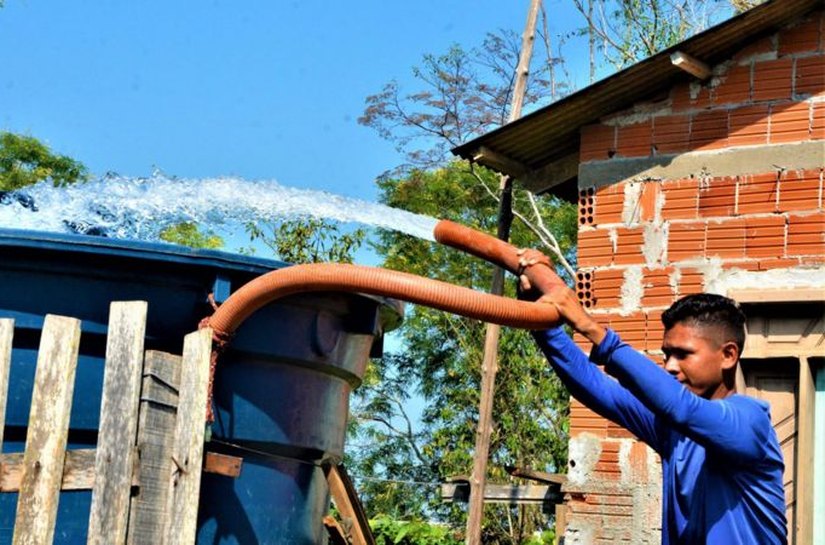 Sem água na torneira, comida mais cara: o suplício das famílias em seca histórica na Amazônia