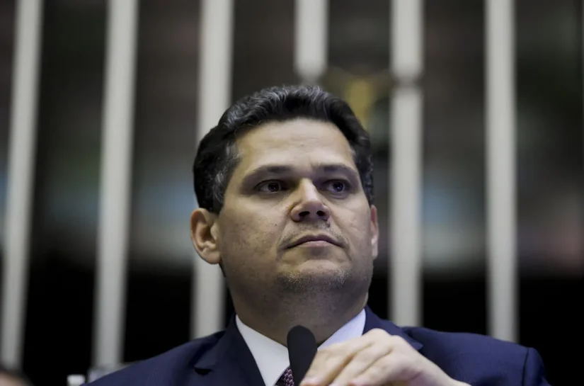 Alcolumbre lê pedido e cria CPMI para investigar fraudes no INSS