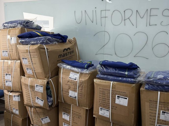 Seduc inicia entrega do kit de uniformes para escolas da rede estadual de ensino