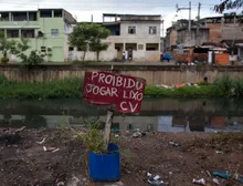 Como é viver sob a lei de ferro do Comando Vermelho (que continua exatamente como antes da megaoperação policial no Rio)