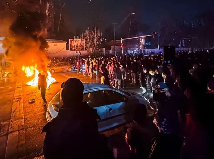 Manifestantes desafiam a repressão enquanto o Irã avisa que retaliará caso os EUA ataquem