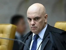 Moraes ameaça Bolsonaro de prisão caso não explique postagens