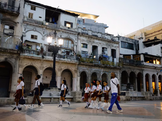 Estudar em Cuba em meio à sua pior crise: sem uniformes, sem professores e carregando lâmpadas recarregáveis