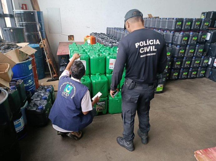 Polícia Civil e ANP apreendem mais de 2,6 mil litros de óleo lubrificante em distribuidora de Cuiabá