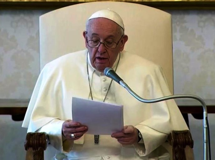 Papa Francisco anuncia corte de 10% nos salários de cardeais