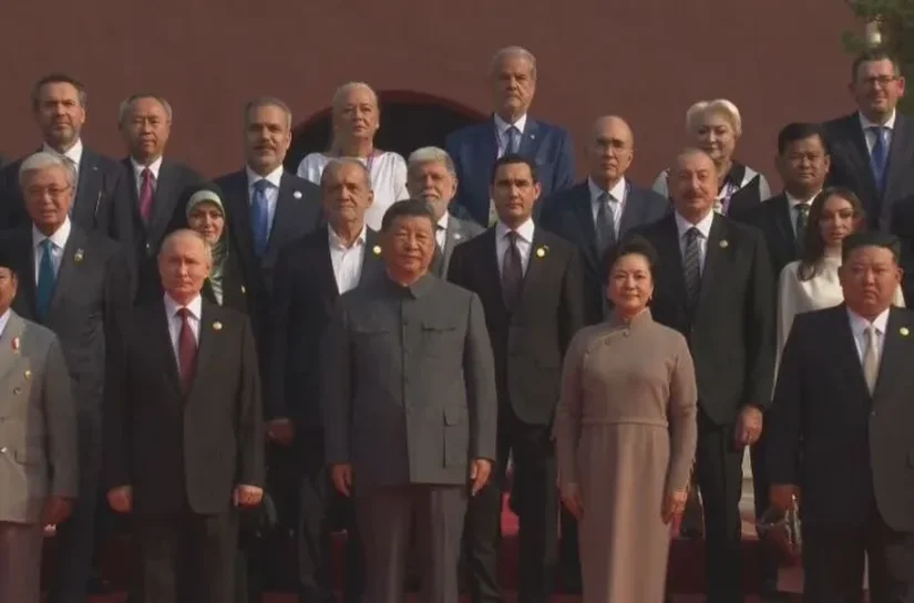 Xi Jinping exibe poder militar e se lança como líder de nova ordem mundial