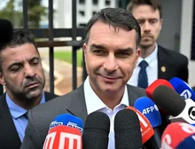 Bolsonaro confirma pré-candidatura de Flávio em carta antes de cirurgia