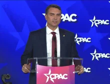 Na CPAC, Flávio afirma que não quer interferência estrangeira nas eleições