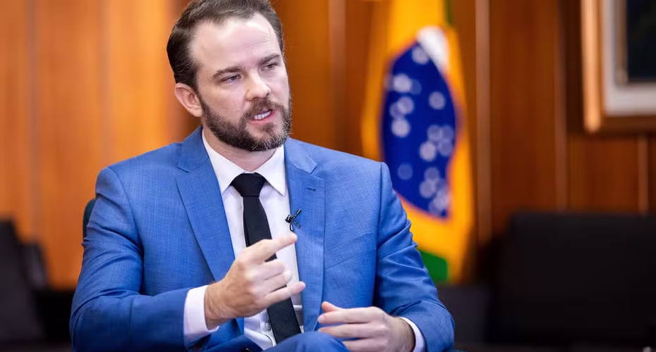 Empresa que movimentou recursos de filme sobre Bolsonaro recebeu dinheiro do crime organizado, diz ministro da Fazenda