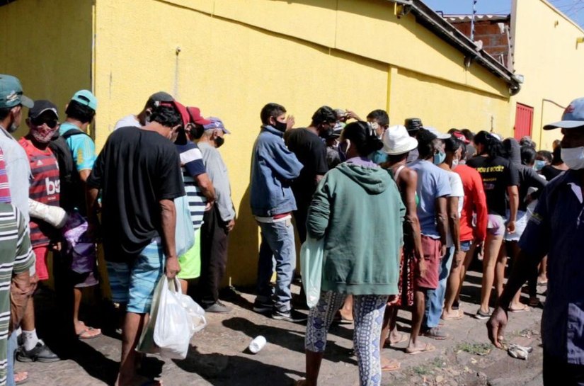 Ossos de boi, arroz e feijão quebrado formam cardápio em Cuiabá de um Brasil que empobrece
