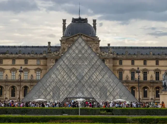 Roubo no Louvre: o que se sabe sobre o crime no museu de Paris