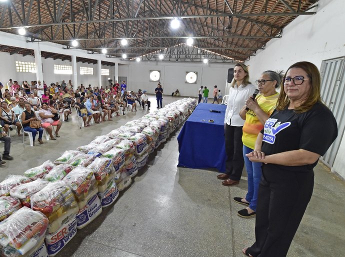 Moradores de Rondonópolis recebem 1.800 cestas em ação da primeira-dama de MT