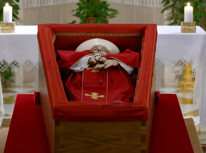 Vaticano divulga primeiras imagens de papa Francisco no caixão